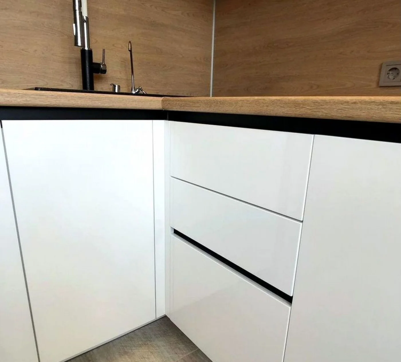Кухня белая глянцевая с фурнитурой Blum 1960×2530 мм