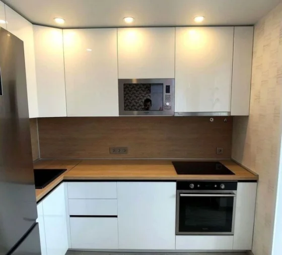 Кухня белая глянцевая с фурнитурой Blum 1960×2530 мм